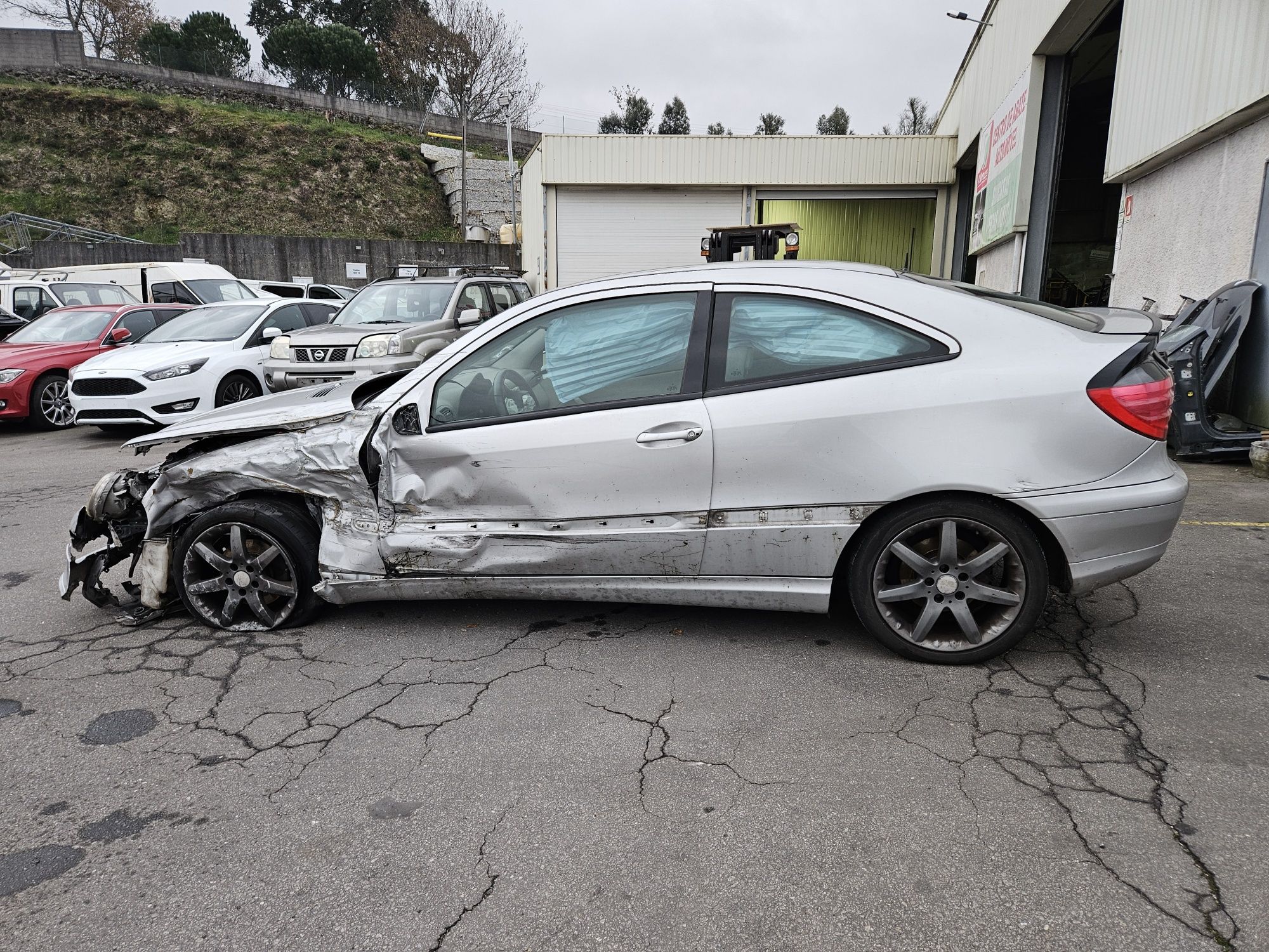Mercedes-Benz Sport Coupé C220 CDi 143 CV de 2002 para peças
