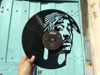 Silhueta decorativa Tupac feita de um disco de vinil LP