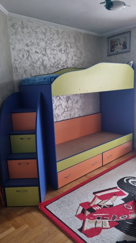 Меблі в дитячу кімнатну.