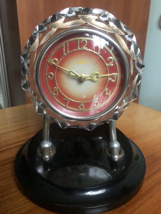 Годинник в скляному обрамленні в робочому стані