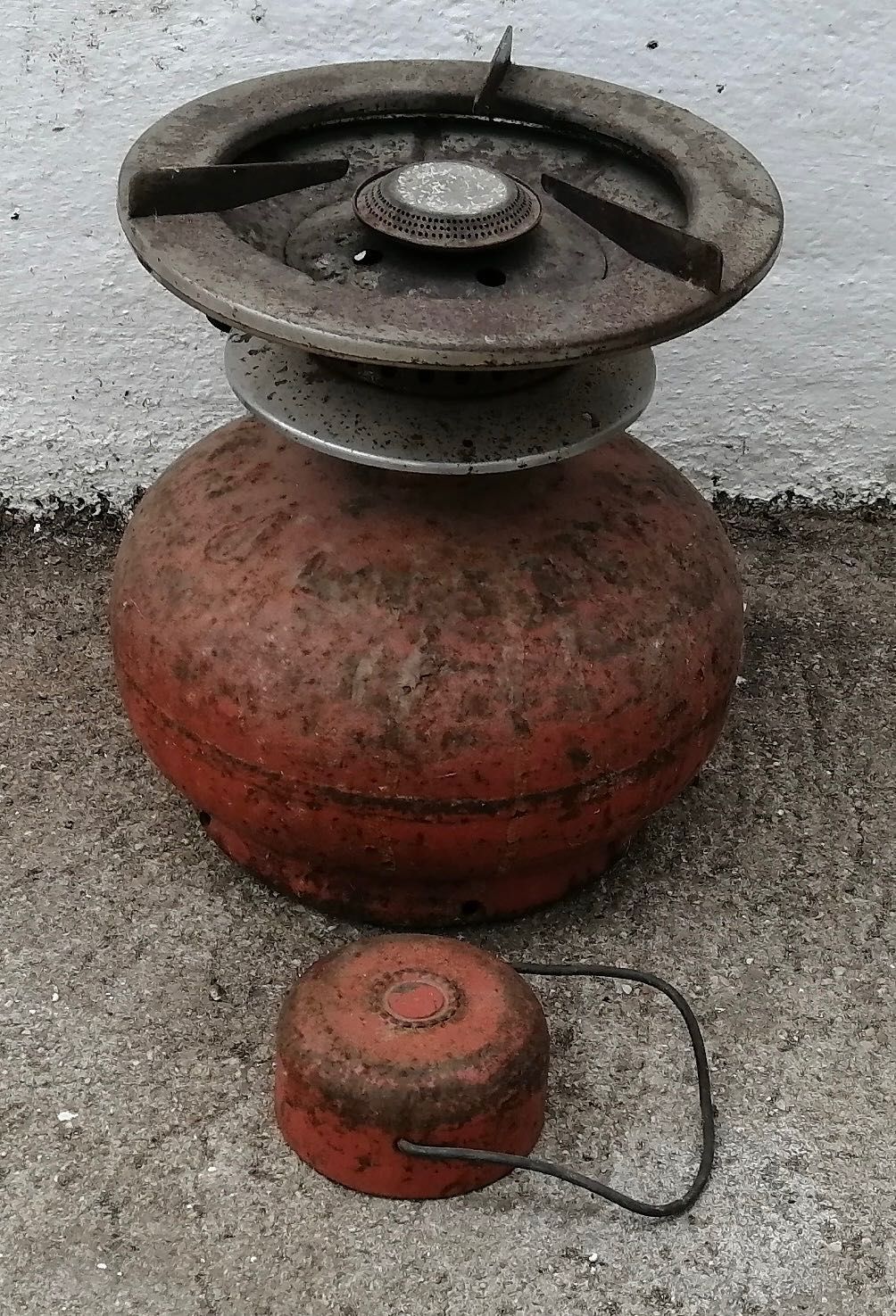 fogão de campismo ainda com gaz na garrafa.