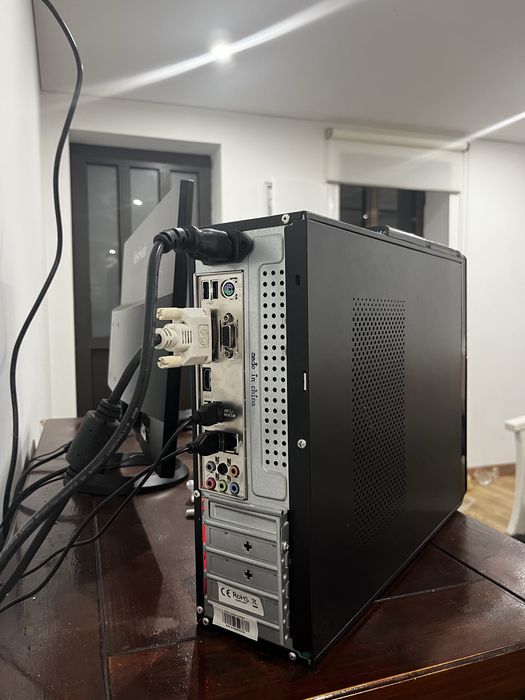 Computador completo. Ecrã, teclado e rato