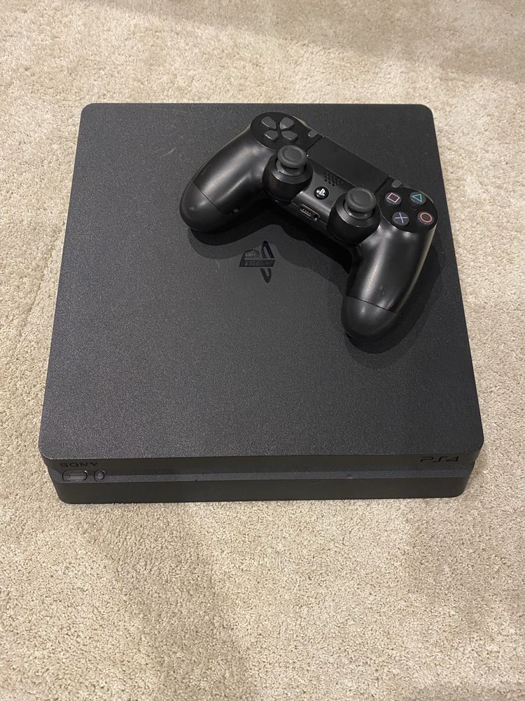Playstation 4 com comando
