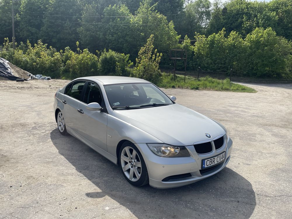 Sprzedam BMW E90 320i.