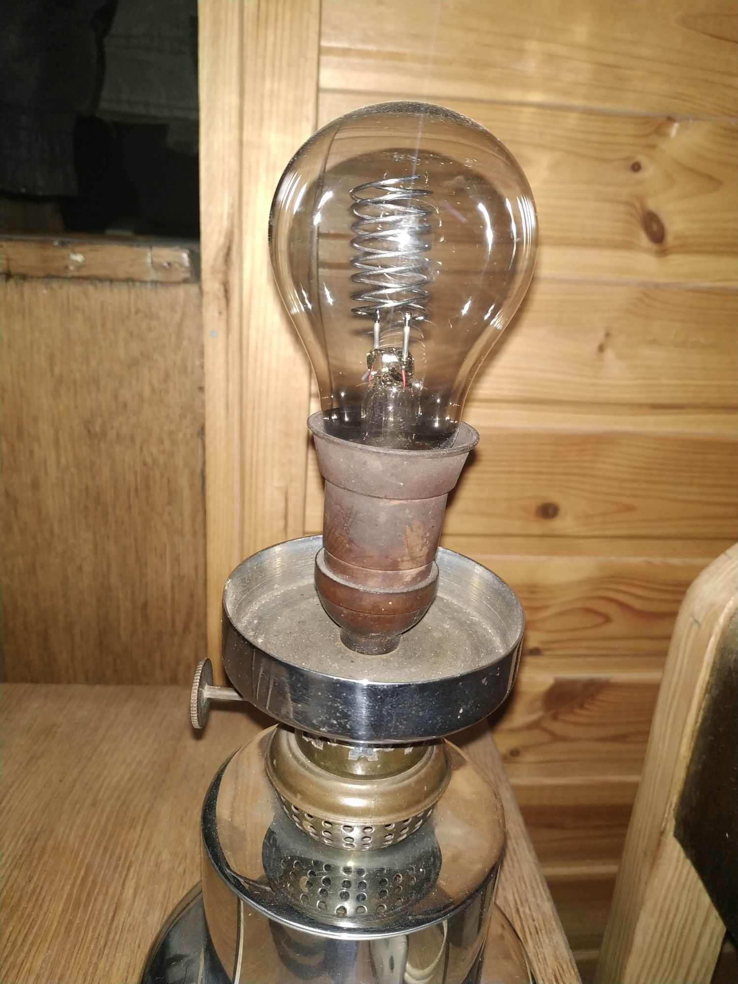 Nowa lampa naftowa elektryczna, PRL  żarówka świeci na czerwono