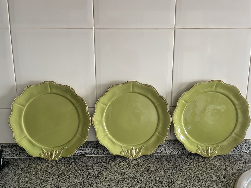 Conjunto de 3 pratos decorativos em cerâmica  francesa