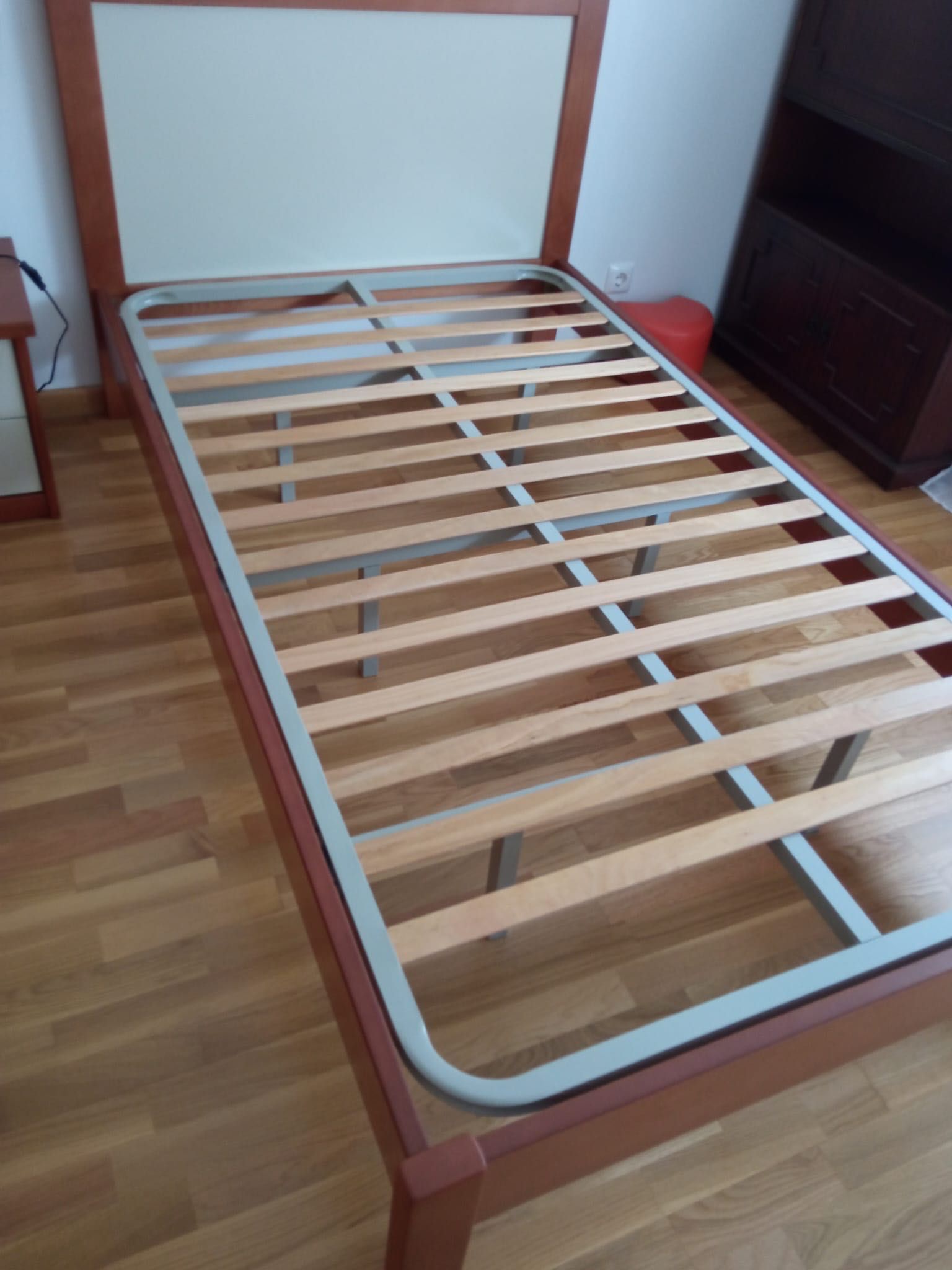 Conjunto cama corpo e meio, colchão e mesa de cabeceira