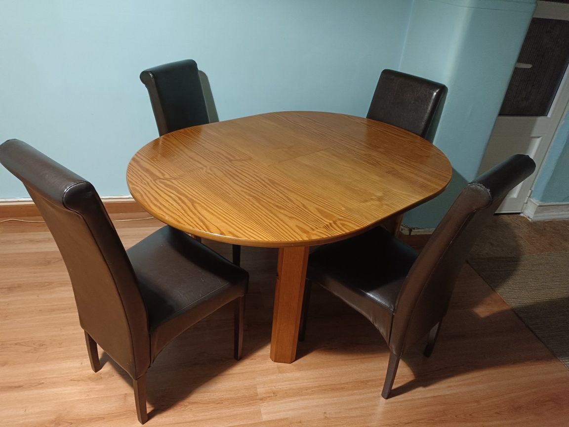 Mesa extensível com cadeiras