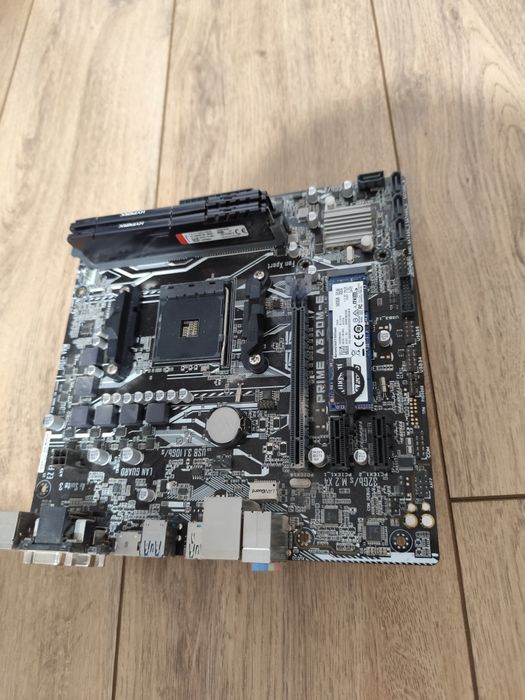 Płyta główna z ramem i dyskiem ssd