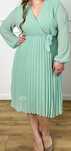 Sukienak plus size plisowana przed kolano. Miętowa