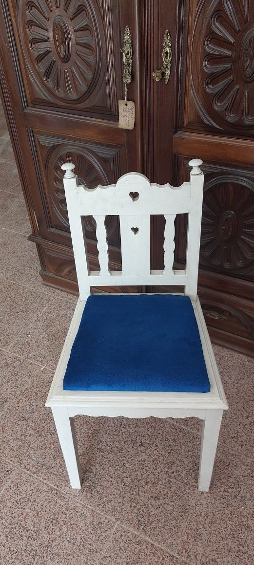 Vendo cadeira branca forrada veludo