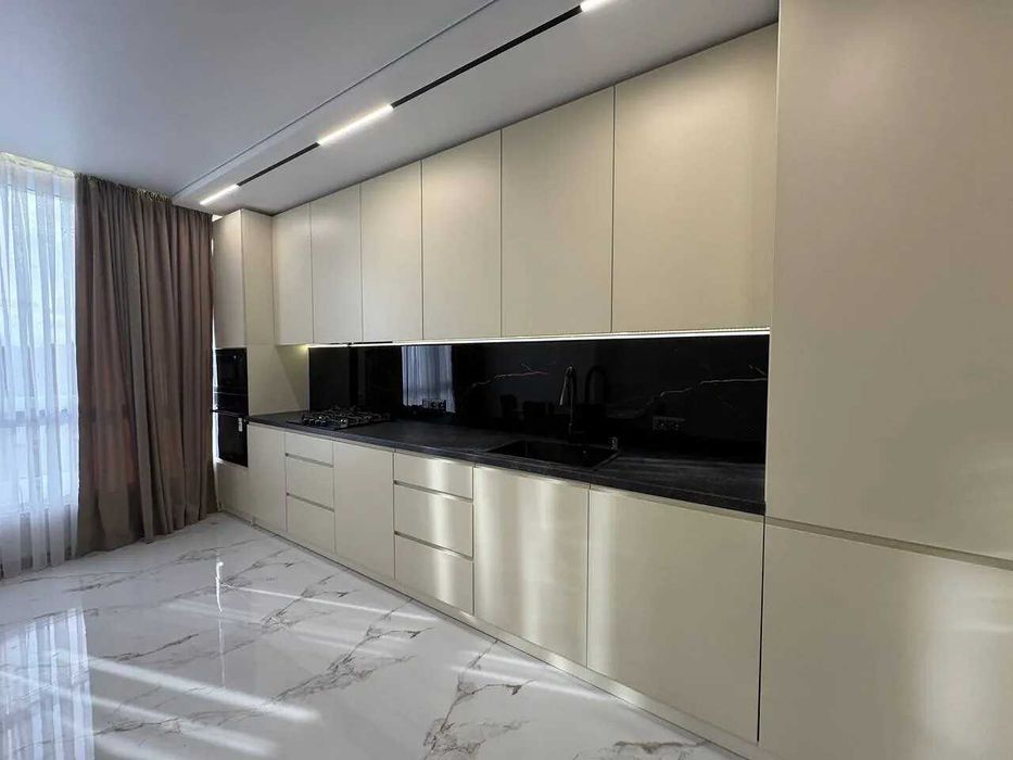 Центр міста, продам 2 кім з ремонтом, і/о опалення, Main House!