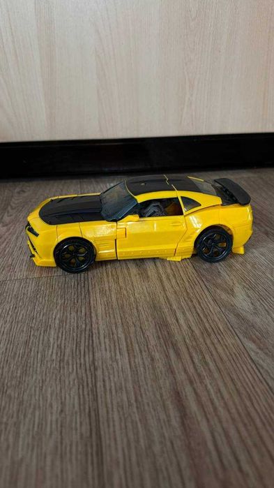 робот, машина трансформер Бамблбі