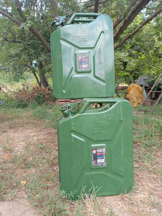 Каністри 20-літрові