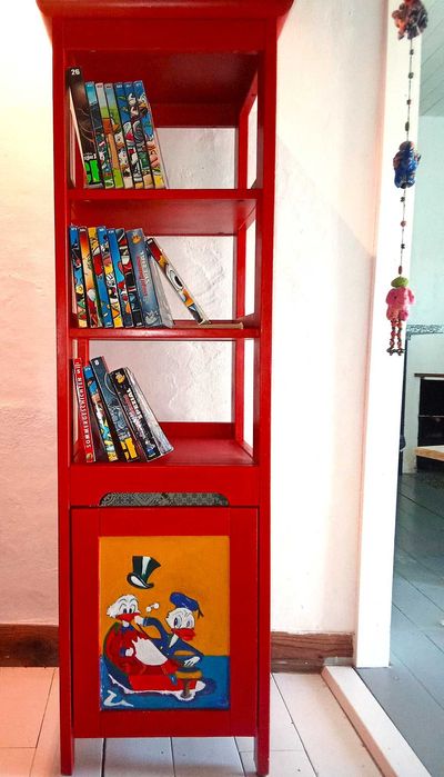 Estante pintada para quarto de criança