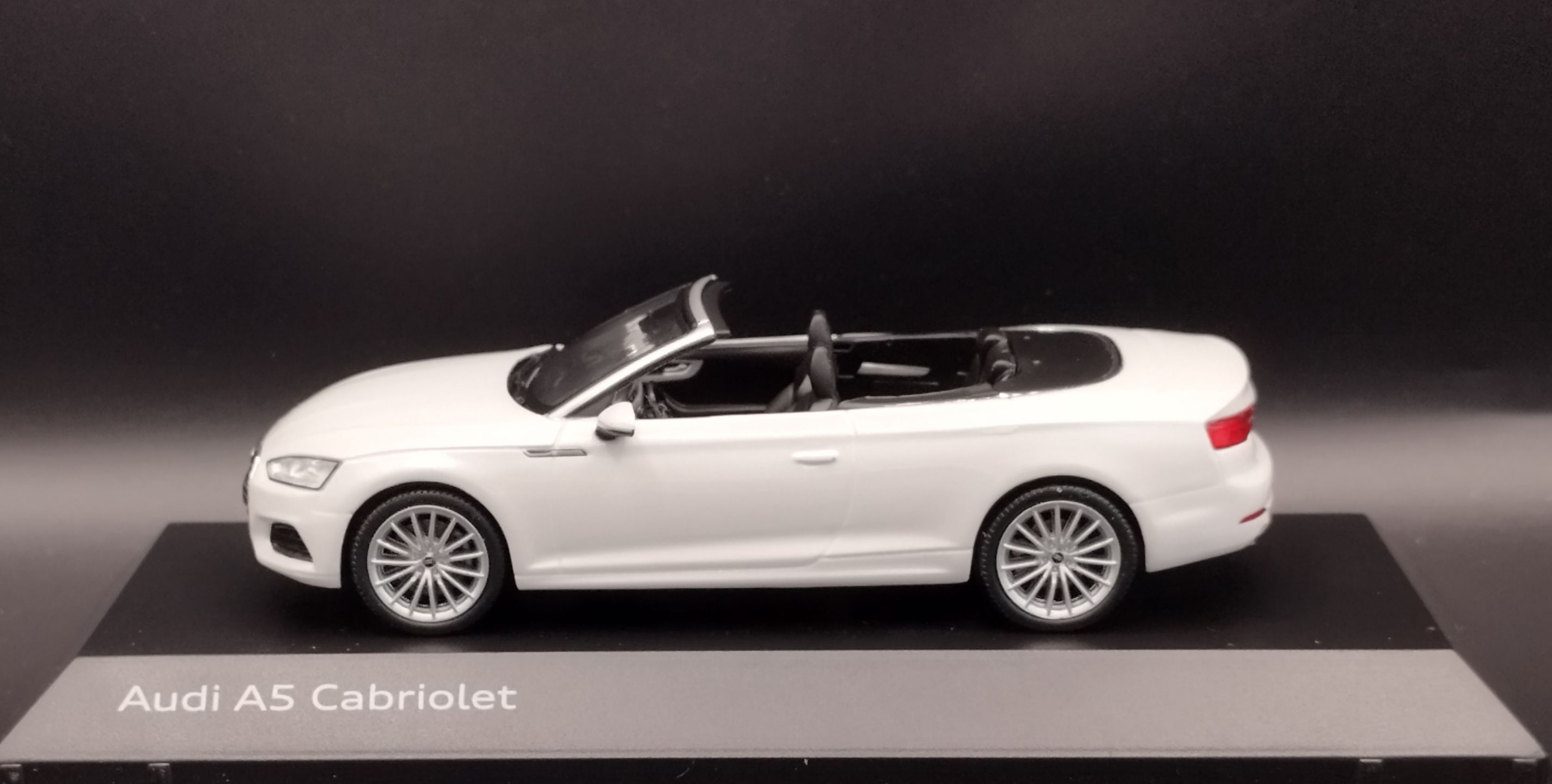 1:43 Spark Audi A5 cabriolet model nowy