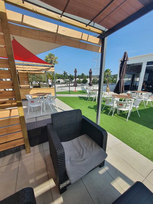 Apartamento com piscina e jardim