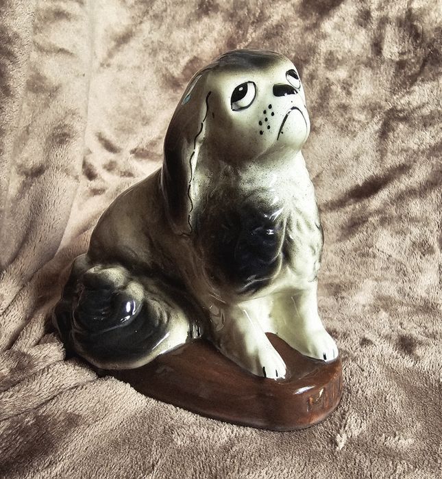 Figurka smutnego pieska Fifi porcelit 1945-49 Chodzież