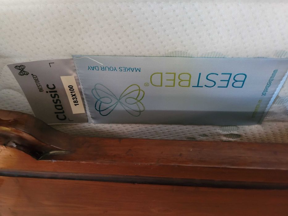 Cama muito antiga com estrado e colchão - Muito bom esta