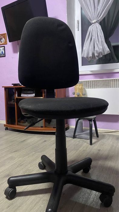 Чорний офісний стілець