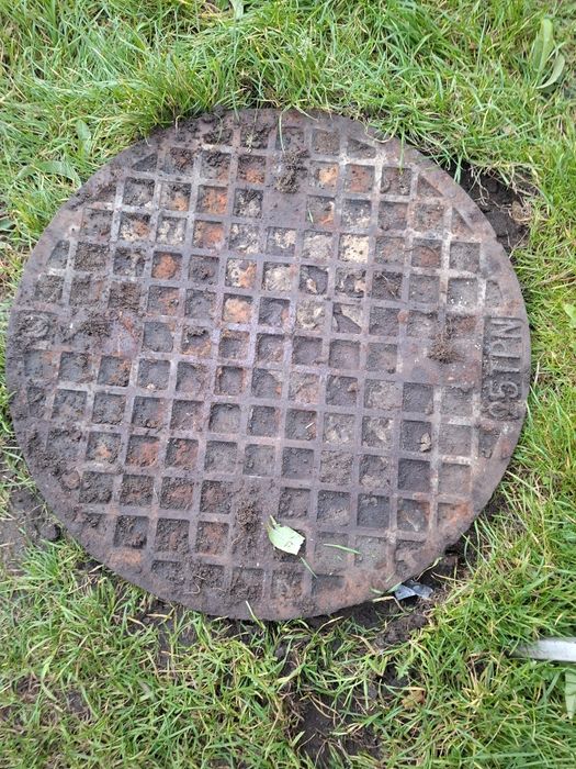 Właz 60 cm żeliwny 25 TPN najazdowy drogowy kołnierz studzienka szambo