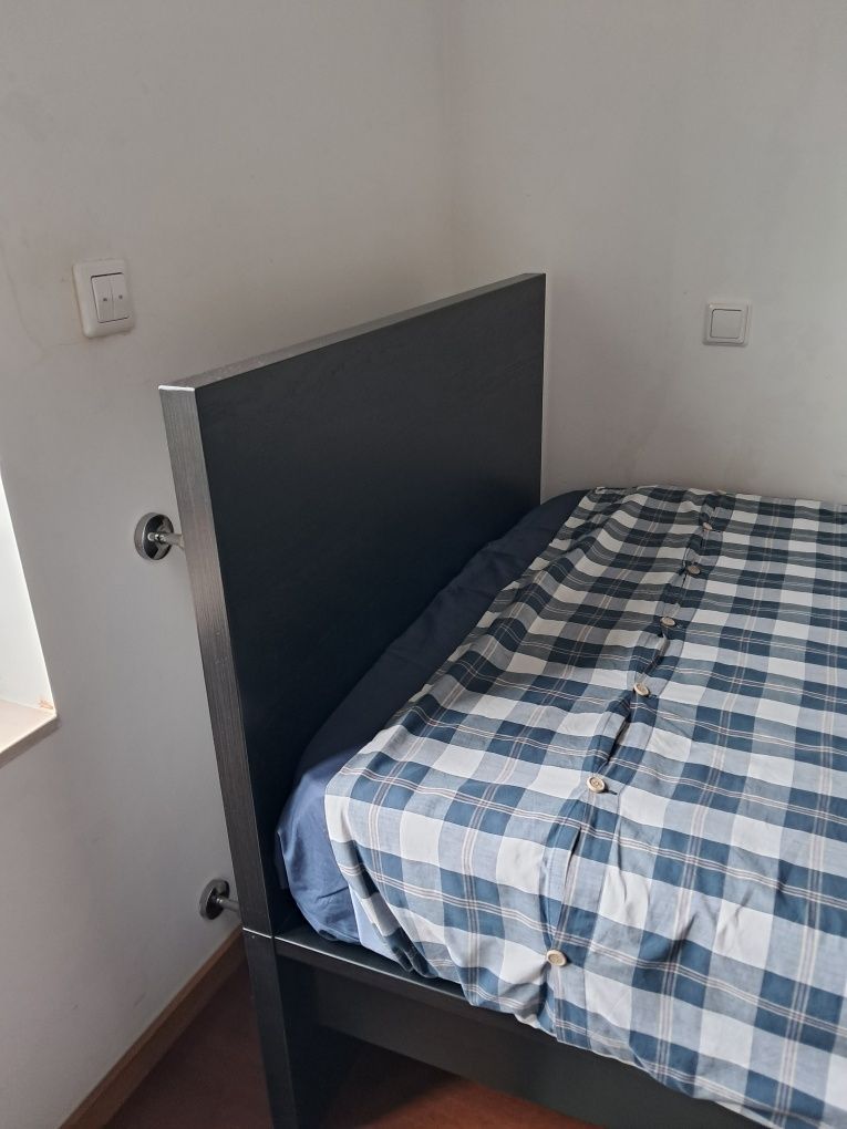 Cama de solteiro em preto IKea