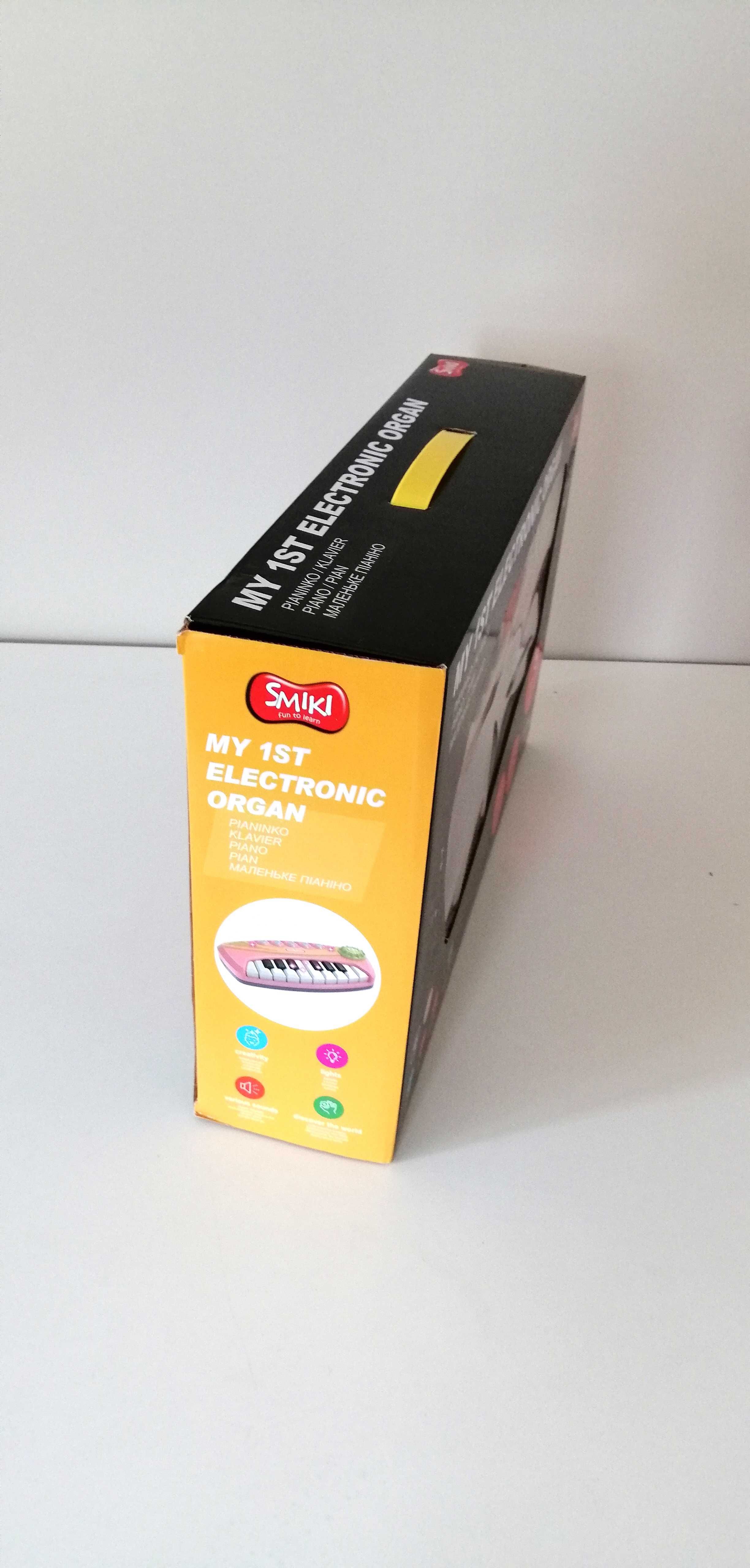 jasnoróżowe grające elektroniczne pianino pianinko smiki smyk keyboard