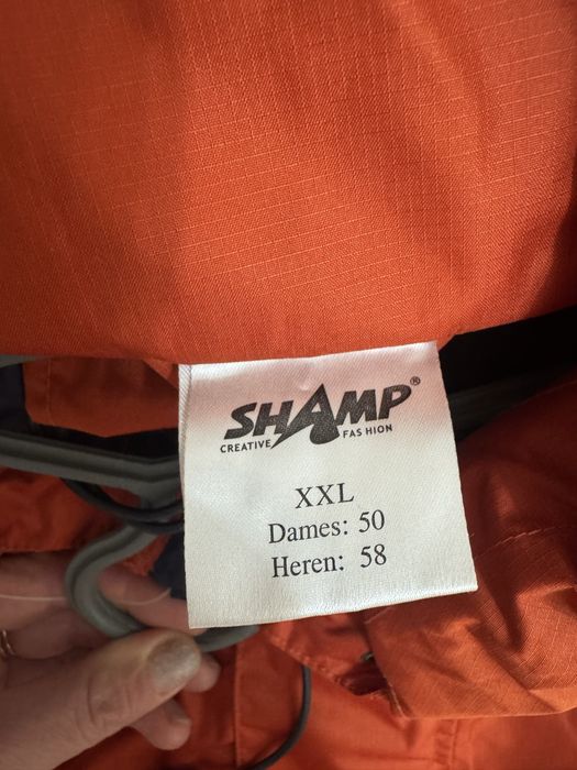 Куртка , ветровка , непромокаемая , очень красивая .