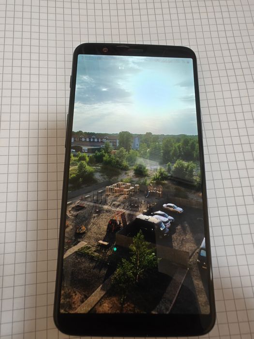 OnePlus 5T Б/у телефон.