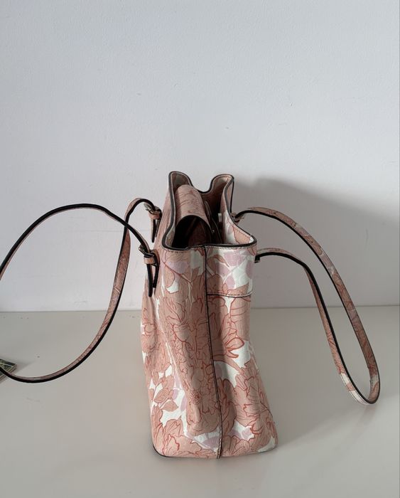 Torebka guess wzory kwiaty shopper