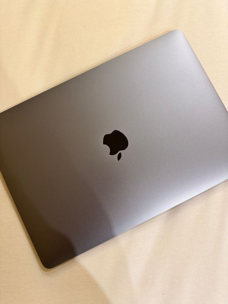MacBook Pro de 2019, 128G com Touch Bar
