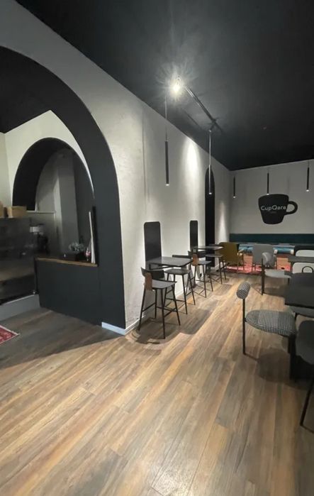 Сучасна кавʼярня в прохідному місці, усе обладнання залишається
