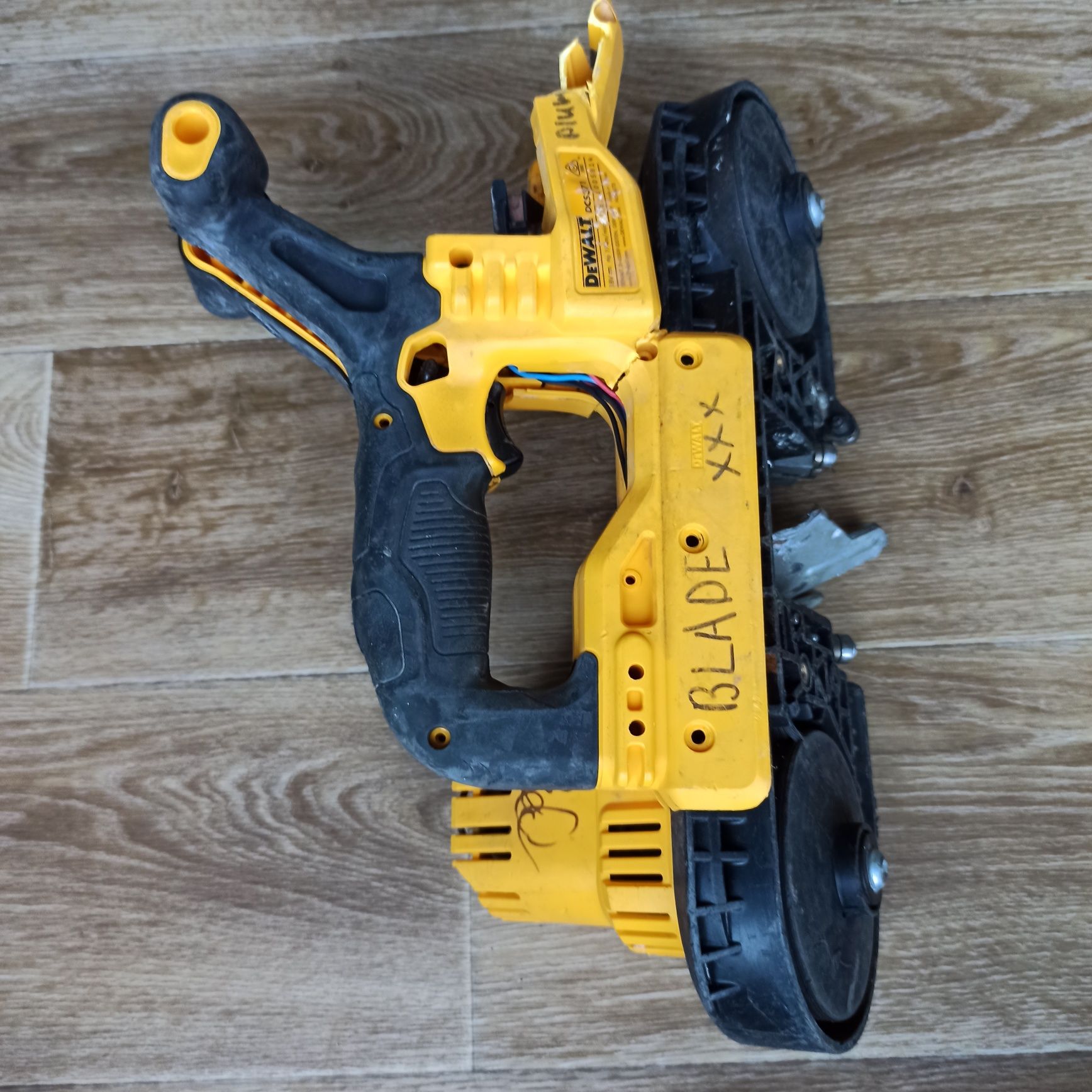Piła pilarka taśmowa do metalu DeWALT DCS371 18V XR Li-Ion uszkodzona