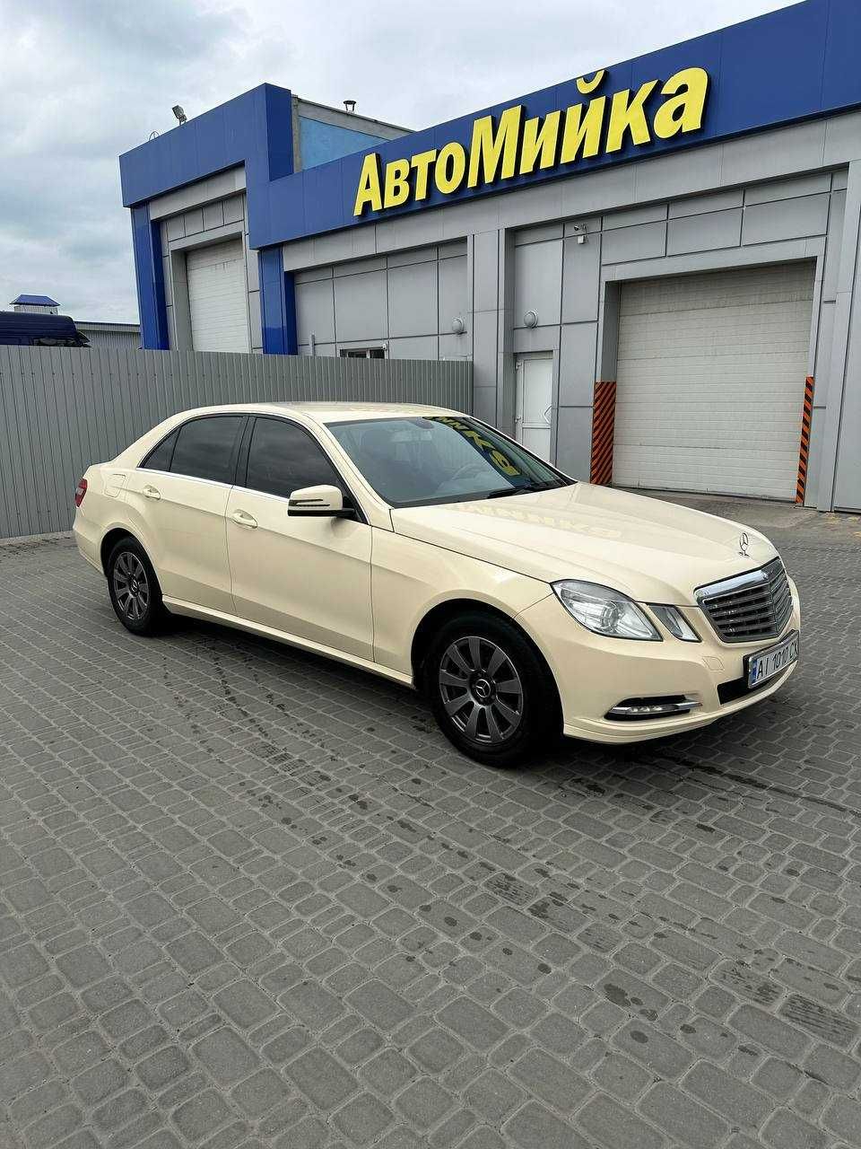 Автомобіль Mercedes-Benz Е200 W212