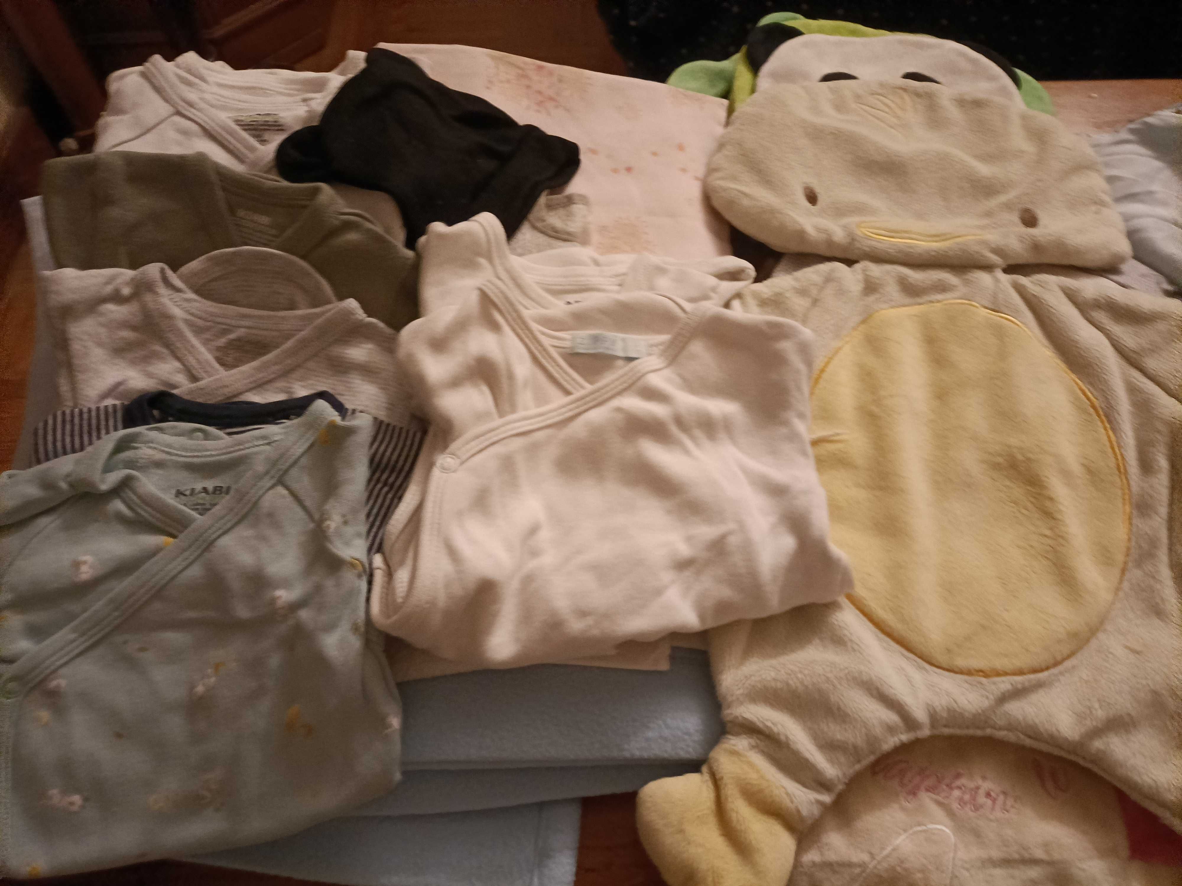 Lote de roupa de menina, lençóis, e bebetes