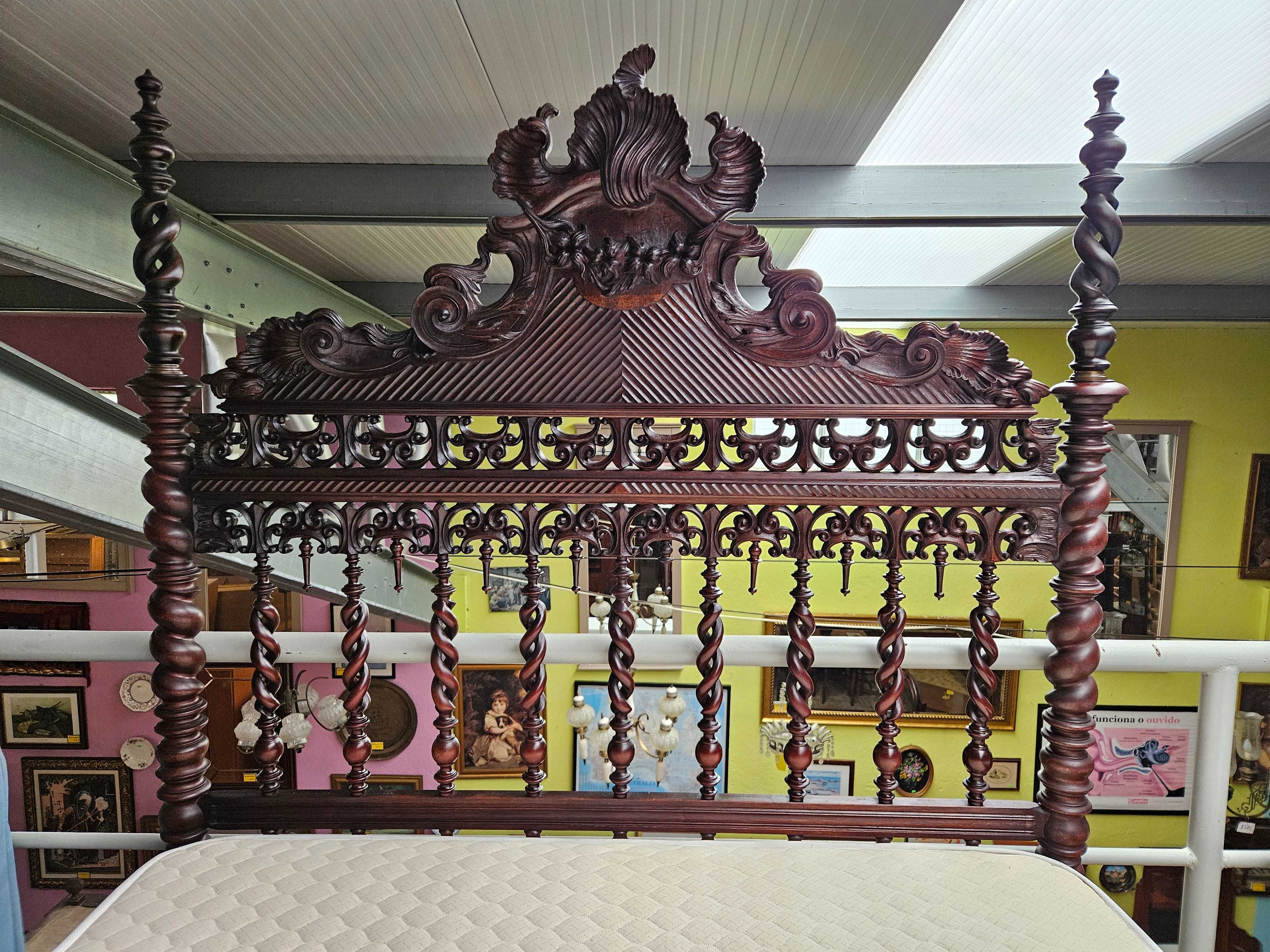 Excelente cama antiga em madeira maciça com estrad