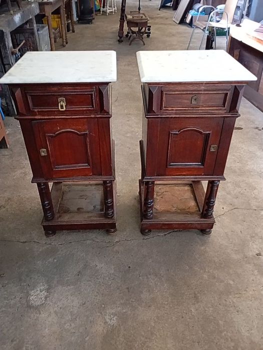 Vendo pare de mesinhas muita bonitas bom estado