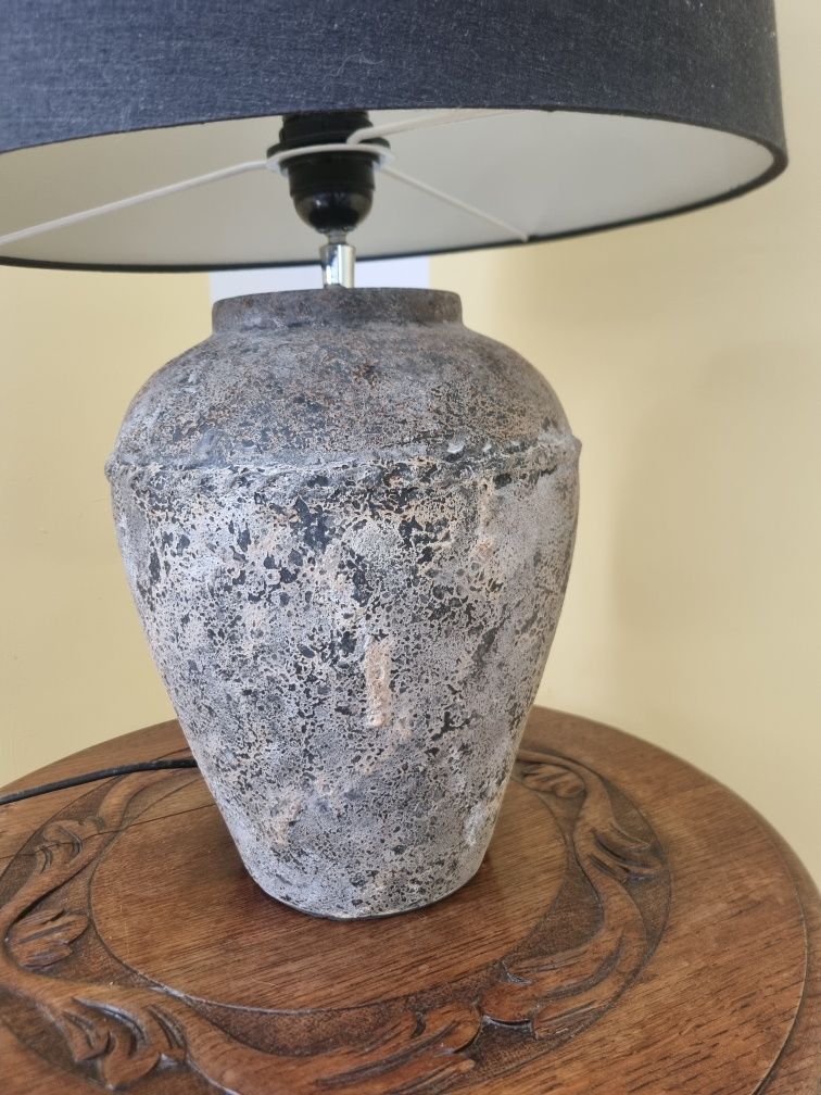 Lampa stojąca betonowa z kloszem