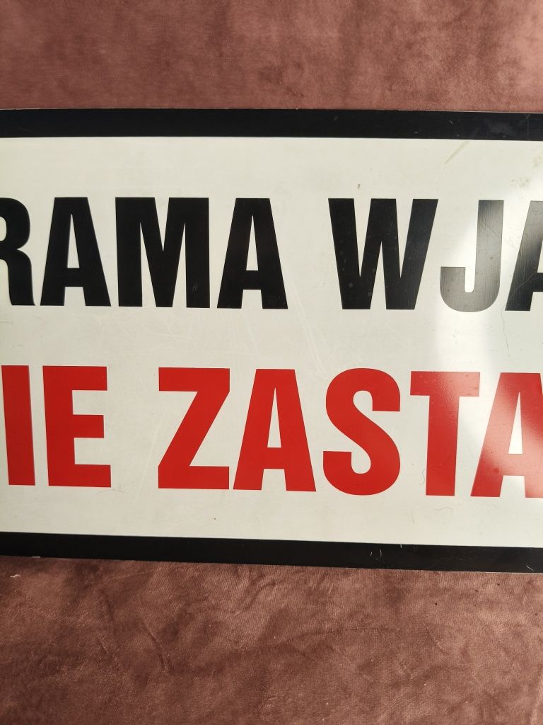 Tabliczka z tworzywa Brama wjazdowa nie zastawiać P