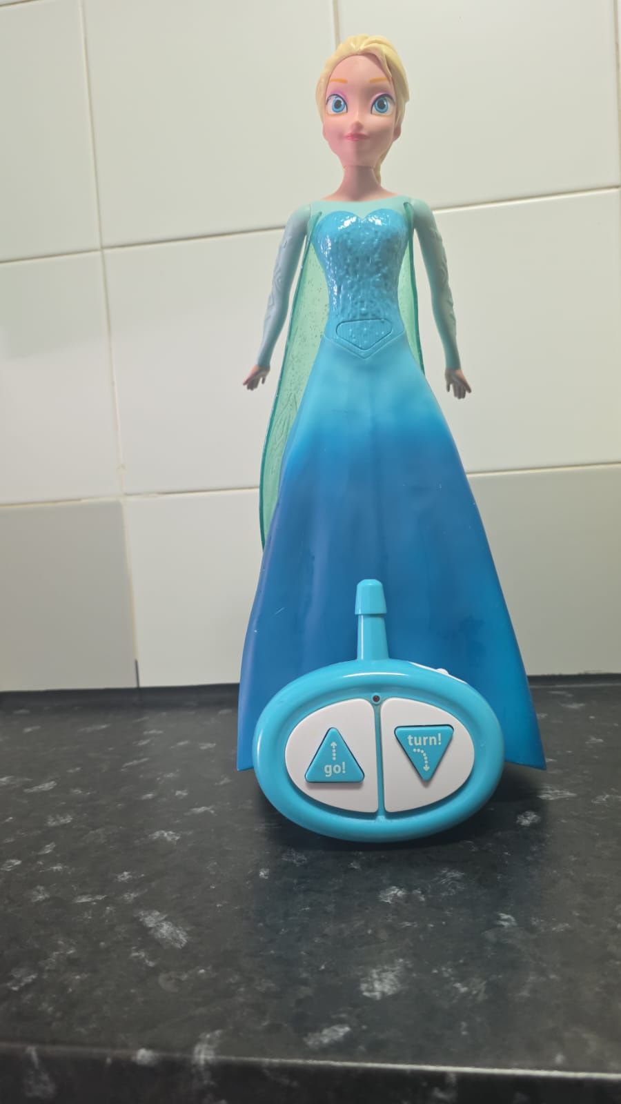Boneca Frozen com telecomando