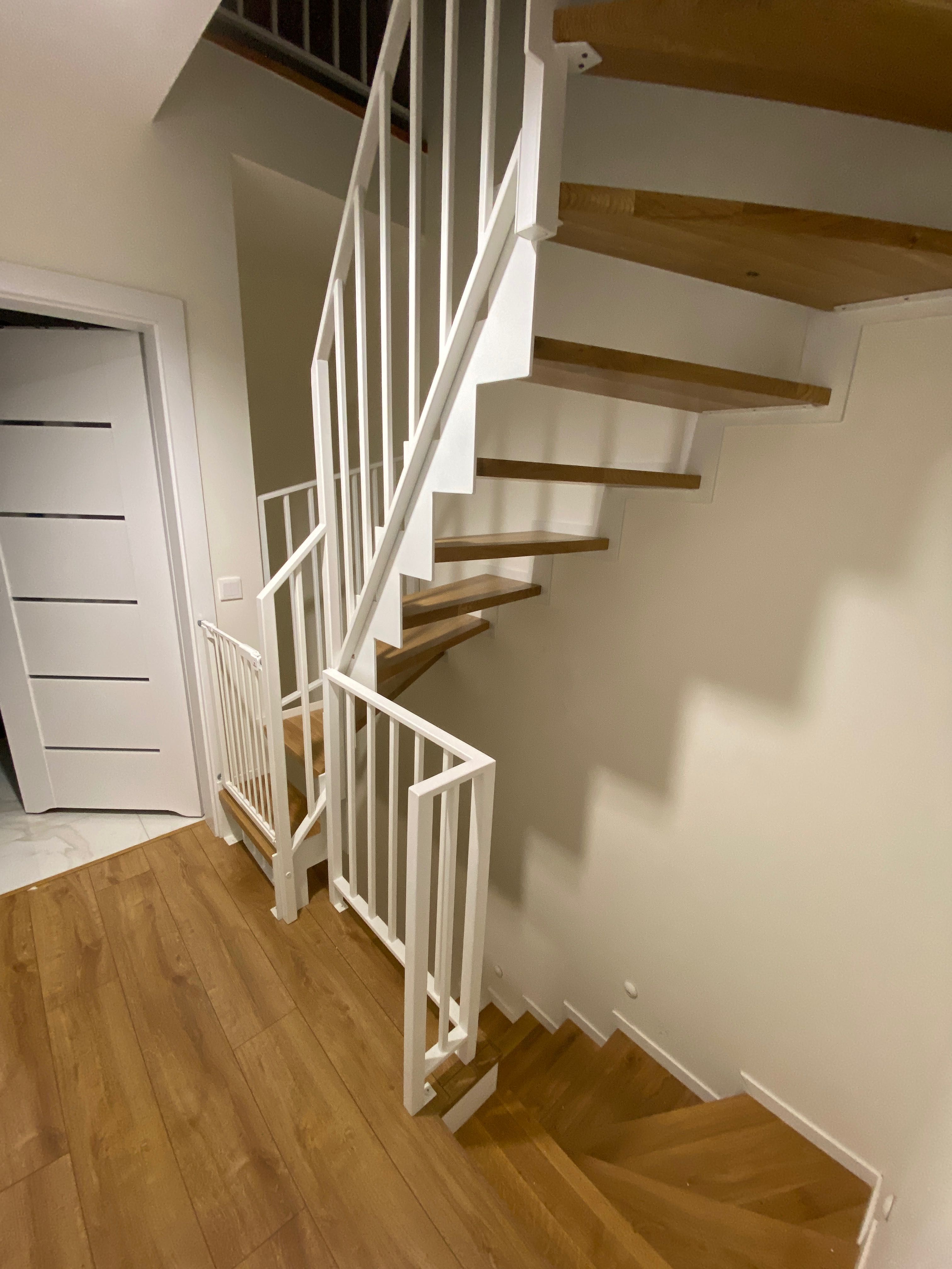 Stalowe schody wewnętrzne stopnie dębowe styl industrialny loft
