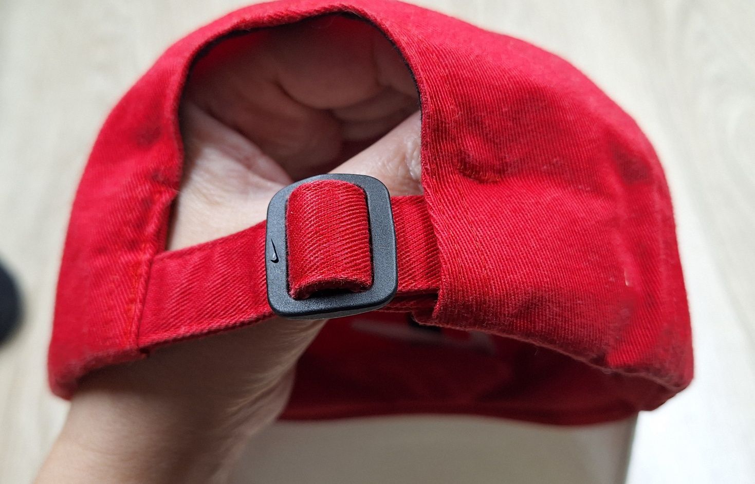 Nike czapka z daszkiem kibica biało- czerwona 47- 54cm obwód