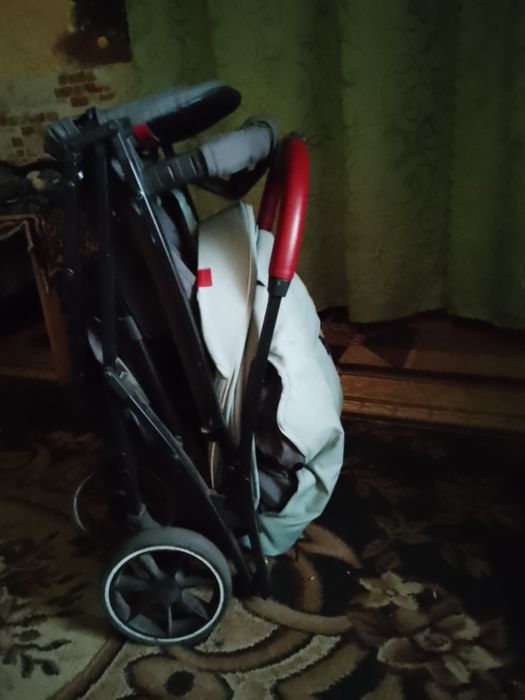 Прогулочна каляска в ідеальному стані