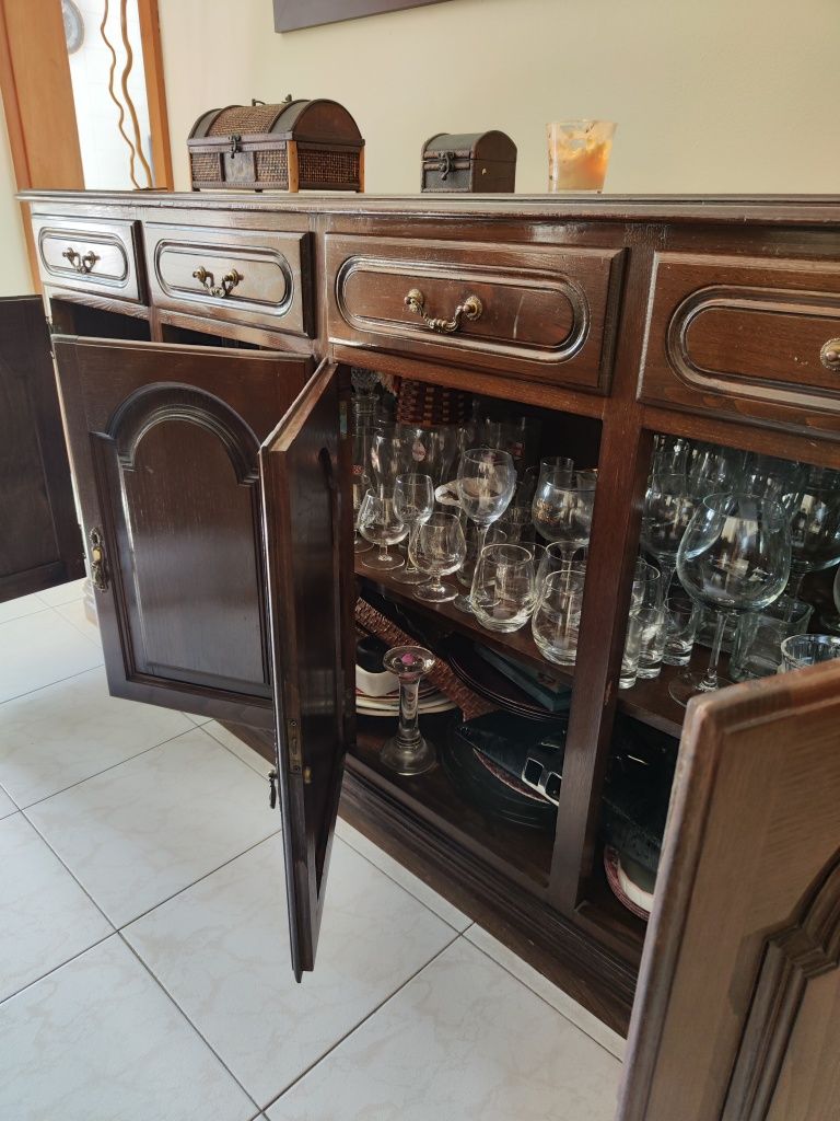 Conjunto Mesa de Jantar + 6 cadeiras + Aparador