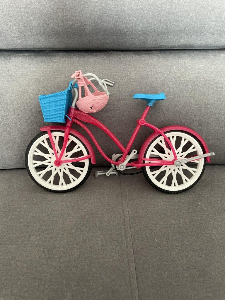 Barbie z rowerem koszykiem i kaskiem