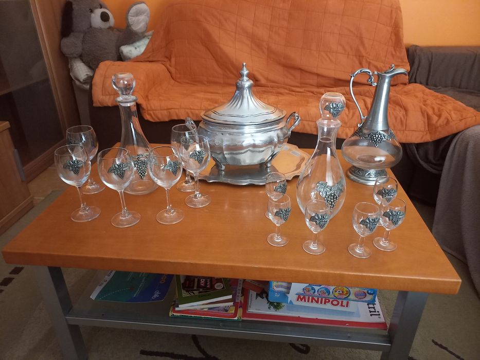 Decoração,  copos , terrina e zarra