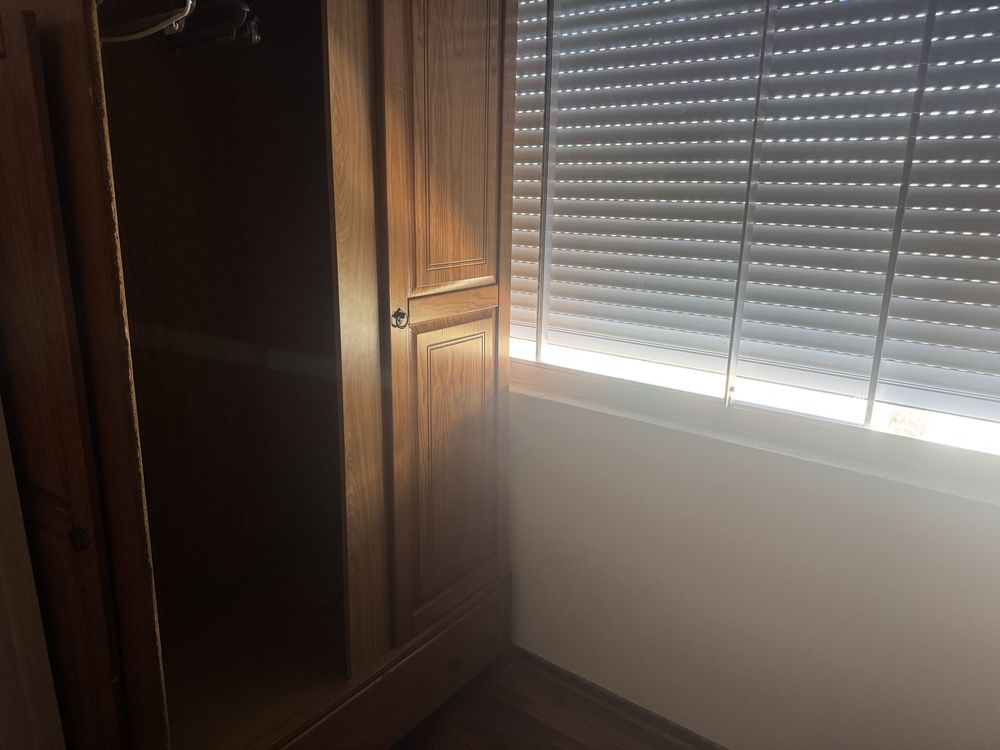 Quarto grande com cama de casal