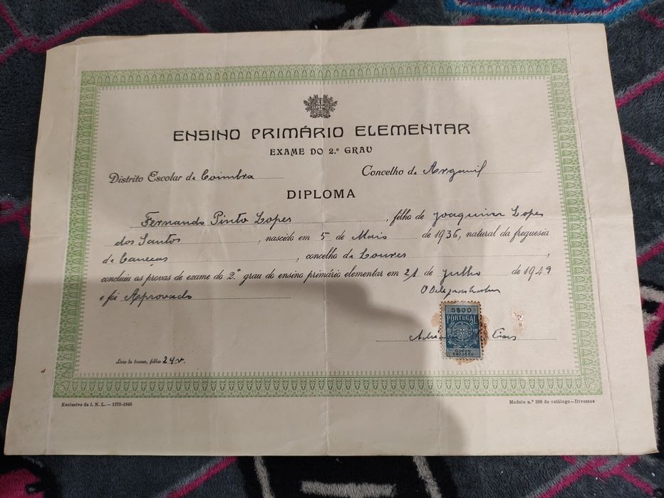 Diplomas escolares antigos colecionáveis