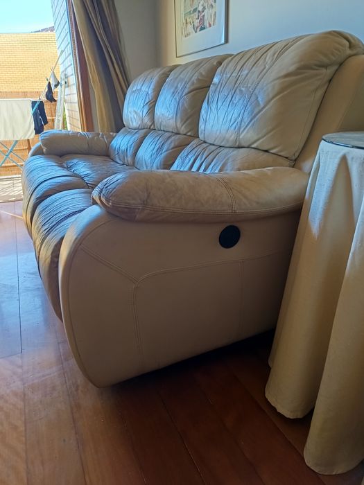 2 Sofás pele verdadeira (couro) Chateau d'Ax  3 e 2 Lugares