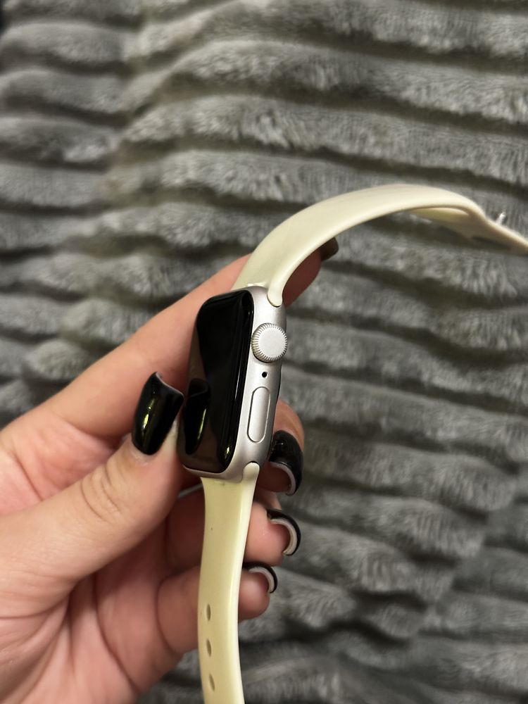 Apple Watch SE 40 мм (A2351)